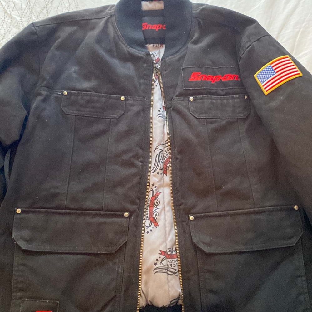 This is a gently used, discounted Snap-On jacket size XL.